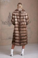 Load image into Gallery viewer, Fur coat with English collar in mink "Milana" (Kamenka)